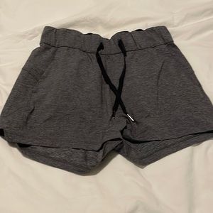 Lulu lemon stroll at sundown mid-rise shorts 3”